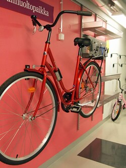 自転車を壁に吊るして収納兼ディスプレイ