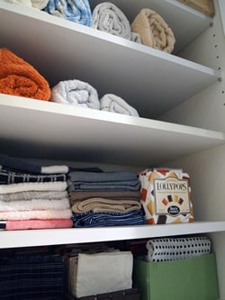 クリーニング店のビニールカバーを外して、服に風を通してから収納。