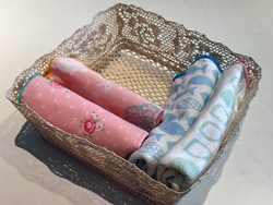 よく使うハンカチはカゴに入れて部屋に出しておくのもいい。