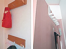 カバン用と上着用の2段使い(左)ドア用フックには帽子や軽いカバンを掛けて(右)