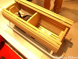 中に収納してフタを閉じればベンチになる。ソリのような形をした北欧のユニークな家具