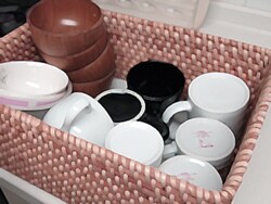 毎日使う食器をカゴにひとまとめにすると使い勝手が良くなる
