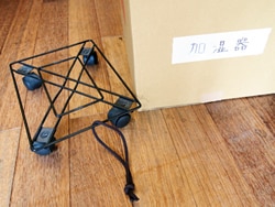 市販のキャスター台の代わりに、スノコや板にキャスターを取り付けてもいい。買ったときの箱に入れると場所をとっても安定よく置ける
