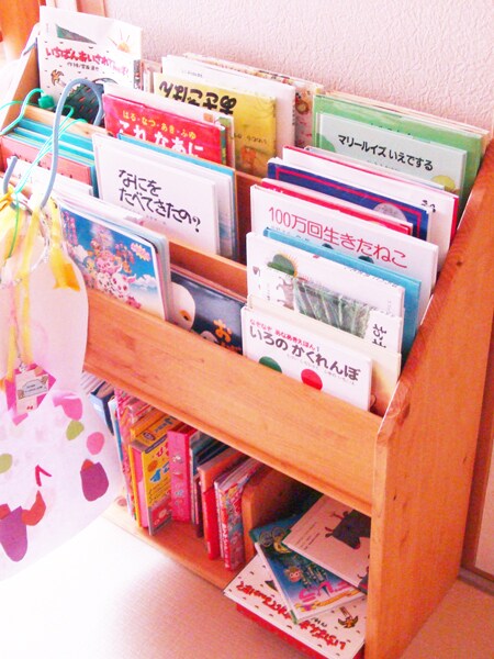 子どもが自分で選んで読めるラックを活用。ときどき並べ替えをすると、様々な絵本に接する機会が増える