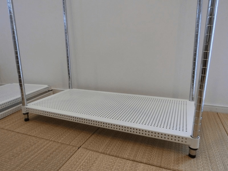 棚板を通すというシンプルな作業の繰り返しです