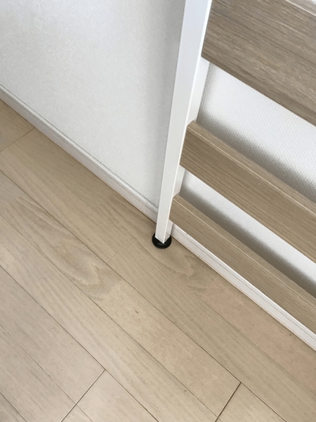 下部のアジャスターを調整する時は二人でやったほうが楽です。