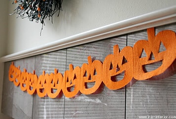 壁にかぼちゃリースを吊り下げれば、ハロウィン気分に!