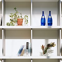 狭いお部屋や大きな植物を置くスペースがないお部屋には、家具の上やラックに雑貨と同じ要領で小さなグリーンを何点か飾ると良いでしょう。
