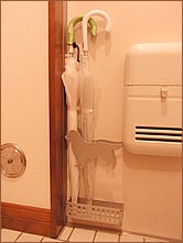 傘はマグネットタイプの傘立てに