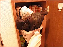 スニーカーは持ち手付きのかごに