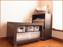 背の低い収納家具でメイクコーナーを