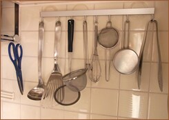 よく使う物はコンロ近くに吊るしておけば、片手でも取れます。