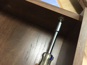 Cスタックボックス引き出しのネジ留めをする。