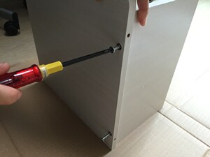 Bスタックボックス扉付きの天板と横板を垂直に組み合わせる。