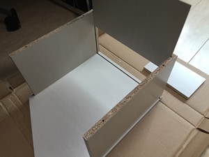Cスタックボックスの背板を取り付ける。