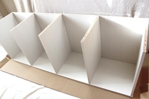 Eカラーボックスのネジ留めをする。