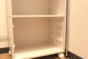 Gカラーボックス内にレールを取り付ける。