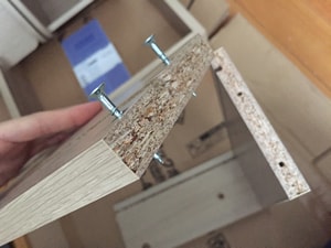Bねじで固定する。