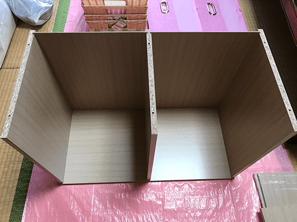 D背板をはめ込む。