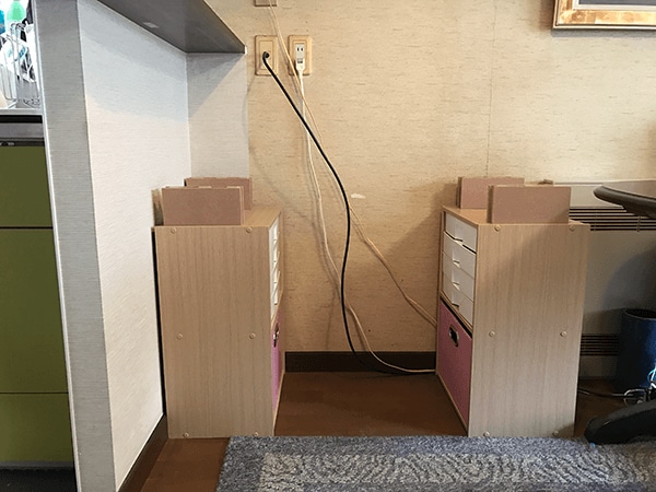 カラーボックス上に耐久性のあるモノ(発砲スチロールレンガ)を置いて、好みの高さに調節します。