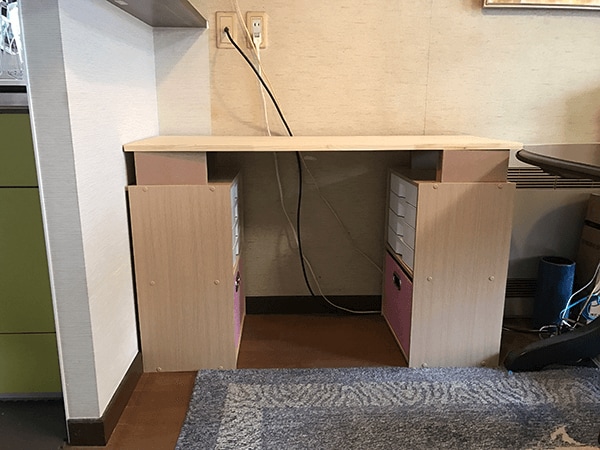 天板をのせればデスクの完成。