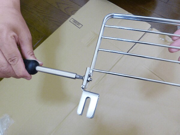金具を取り付けます。