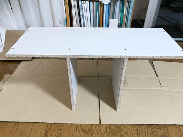 G棚板と側面板を垂直にして組み立てる。