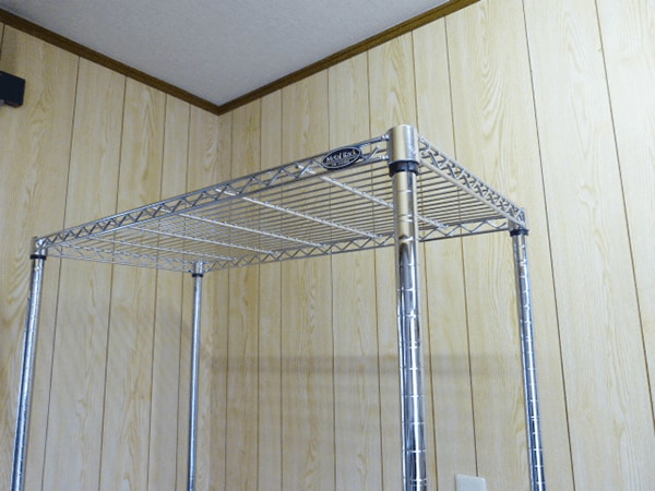 E棚板を取り付ける。