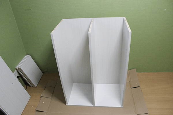 C棚板同士を垂直に組み合わせる。