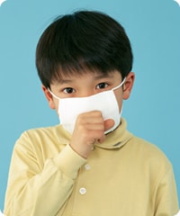マスクをして咳き込む男の子