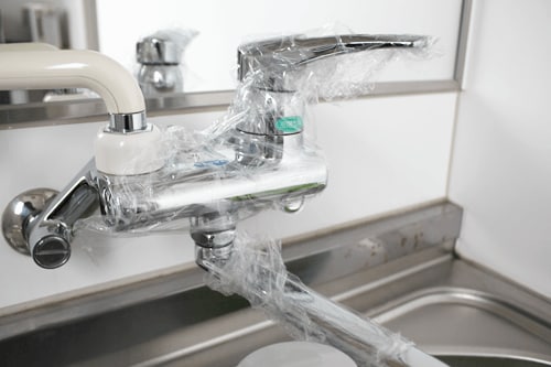 水栓金具まわりの白い輪じみは、クエン酸水を吹付け、ラップを巻き、10分程置いてから洗い流します。
