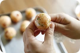別のボールで混ぜ、ラップで丸く握る