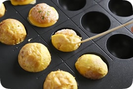 たこ焼きを作る要領で少しずつ返して丸く焼き上げ、お皿に取り出す