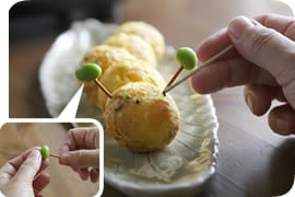 小さく切ったパプリカなどで口、ケチャップなどでほっぺをつけてできあがり