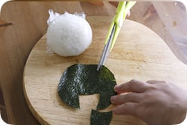 焼きのりを切り、髪の毛の形にカットする