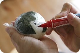 ラップの上から油性マジックで、目や鼻、口を描いてできあがり