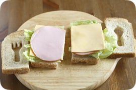ハムとチーズは食パンのサイズに合わせて切る