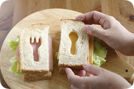 下から、型抜きをしていない食パン、レタス、ハム、チーズ、型抜きした食パンの順で重ねる