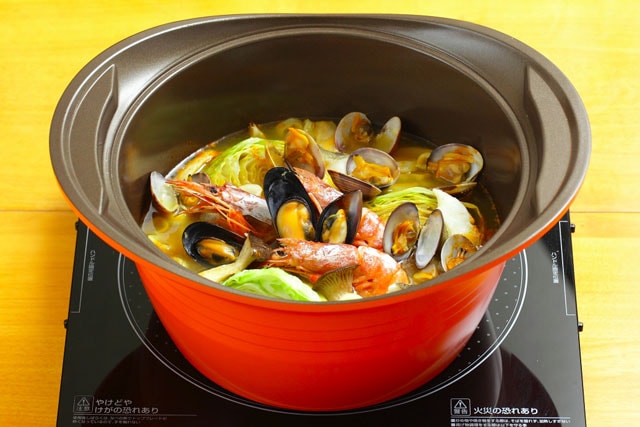 魚介のうま味たっぷり「ブイヤベース鍋」