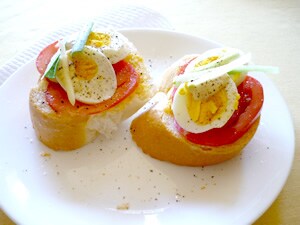 エッグ・カレーマヨネーズ・トマト・ネギ on Toast