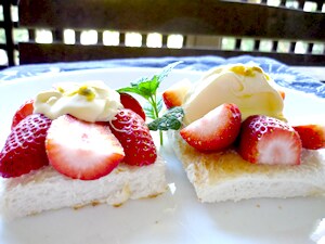 ストロベリー クリーム&パッションフルーツ on Toast