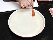 (※1)刷毛を使って気泡を取り除く