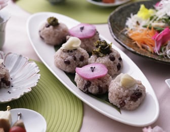 赤飯手まり寿司