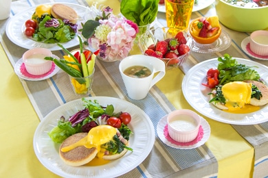 朝食も華やかにコーディネート