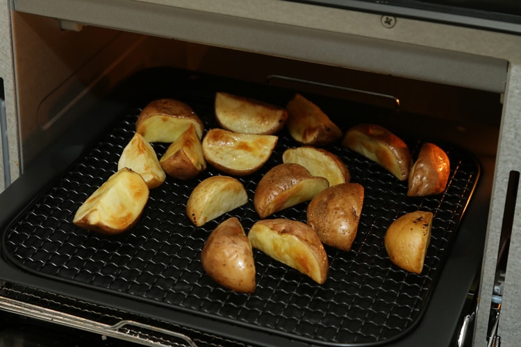 付け合わせのじゃがいもはよく洗って皮のまま1/4のくし形に切り、水につけたあと水気を拭き取る。