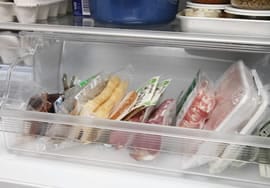 チルド室は、トレイも袋も重ねずに立てて