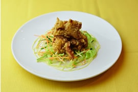 から揚げを重ねるように盛り付けていきます