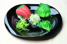 マグロを奥から盛り付ける
