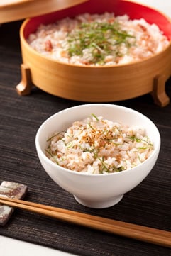 短時間でふっくらモチモチ♪鮭と梅干しの炊き込みごはん