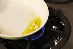 フライパンを熱する前ににんにくを投入!